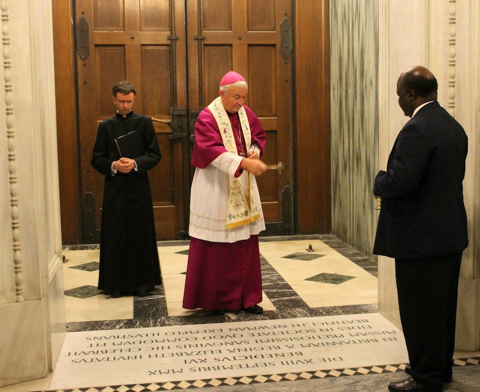 Archbishop of Westminster blesses Papal plaque marking visit of Pope Benedict XVI